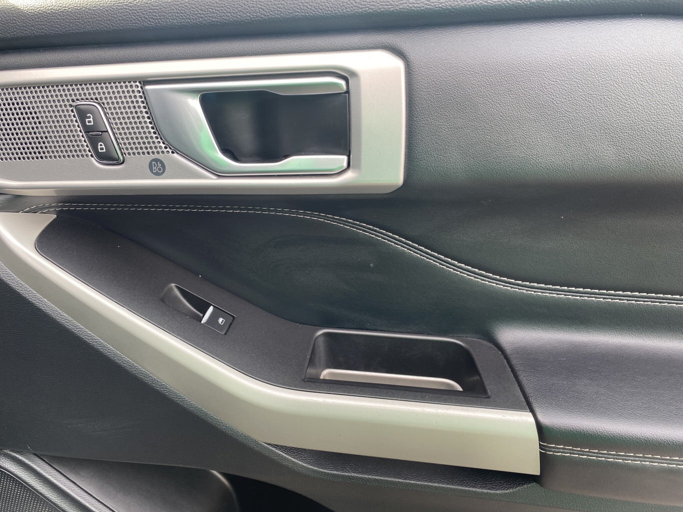 2022 FORD EXPLORER LIMITED 4X4 ( PREVIOUS RENTAL ) 3RD ROW SEATING WITH SUNROOF, LEATHER SEATS, POWER TRUNK, HEATED SEATS, HEATED STEERING WHEEL, REMOTE START, REAR VIEW CAMERA AND NAVIGATION!!