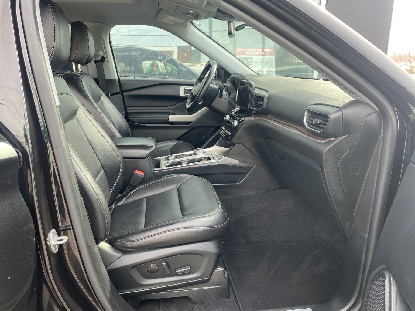 2022 FORD EXPLORER LIMITED 4X4 ( PREVIOUS RENTAL ) 3RD ROW SEATING WITH SUNROOF, LEATHER SEATS, POWER TRUNK, HEATED SEATS, HEATED STEERING WHEEL, REMOTE START, REAR VIEW CAMERA AND NAVIGATION!!