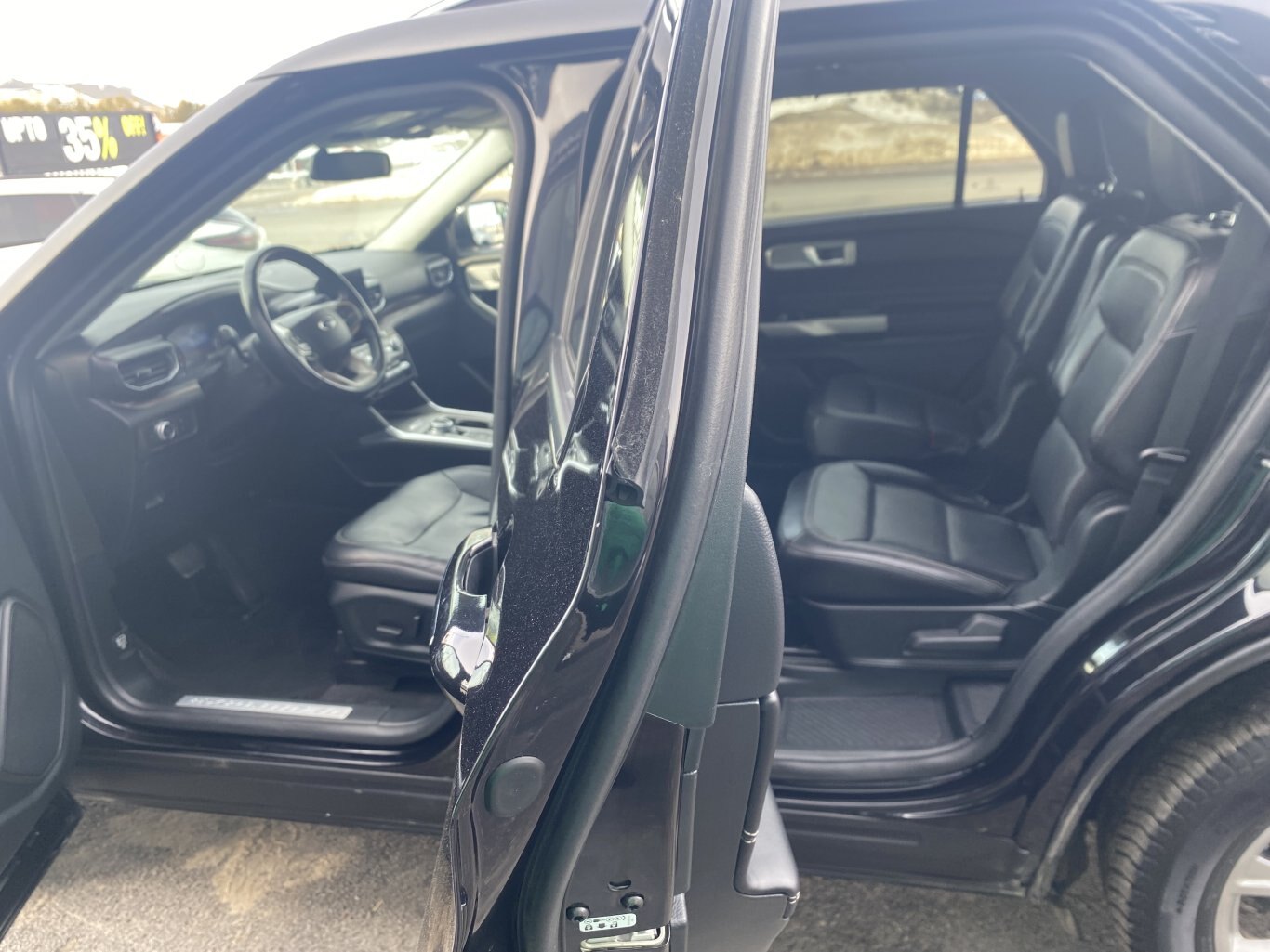 2022 FORD EXPLORER LIMITED 4X4 ( PREVIOUS RENTAL ) 3RD ROW SEATING WITH SUNROOF, LEATHER SEATS, POWER TRUNK, HEATED SEATS, HEATED STEERING WHEEL, REMOTE START, REAR VIEW CAMERA AND NAVIGATION!!