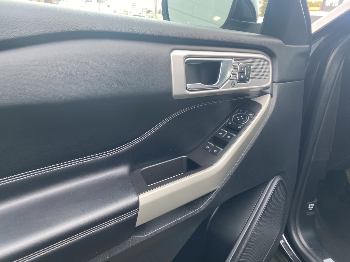 2022 FORD EXPLORER LIMITED 4X4 ( PREVIOUS RENTAL ) 3RD ROW SEATING WITH SUNROOF, LEATHER SEATS, POWER TRUNK, HEATED SEATS, HEATED STEERING WHEEL, REMOTE START, REAR VIEW CAMERA AND NAVIGATION!!