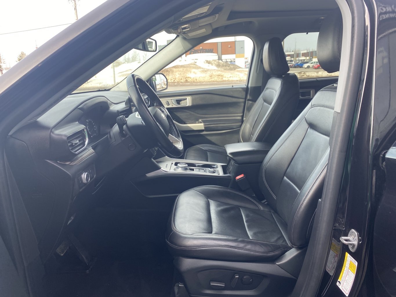 2022 FORD EXPLORER LIMITED 4X4 ( PREVIOUS RENTAL ) 3RD ROW SEATING WITH SUNROOF, LEATHER SEATS, POWER TRUNK, HEATED SEATS, HEATED STEERING WHEEL, REMOTE START, REAR VIEW CAMERA AND NAVIGATION!!