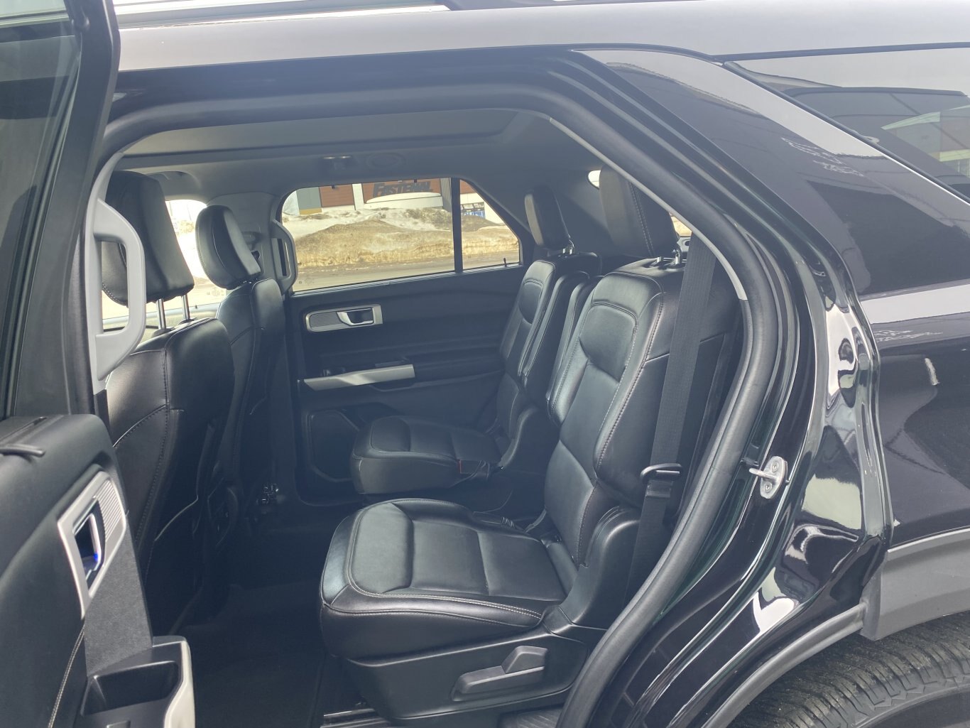 2022 FORD EXPLORER LIMITED 4X4 ( PREVIOUS RENTAL ) 3RD ROW SEATING WITH SUNROOF, LEATHER SEATS, POWER TRUNK, HEATED SEATS, HEATED STEERING WHEEL, REMOTE START, REAR VIEW CAMERA AND NAVIGATION!!