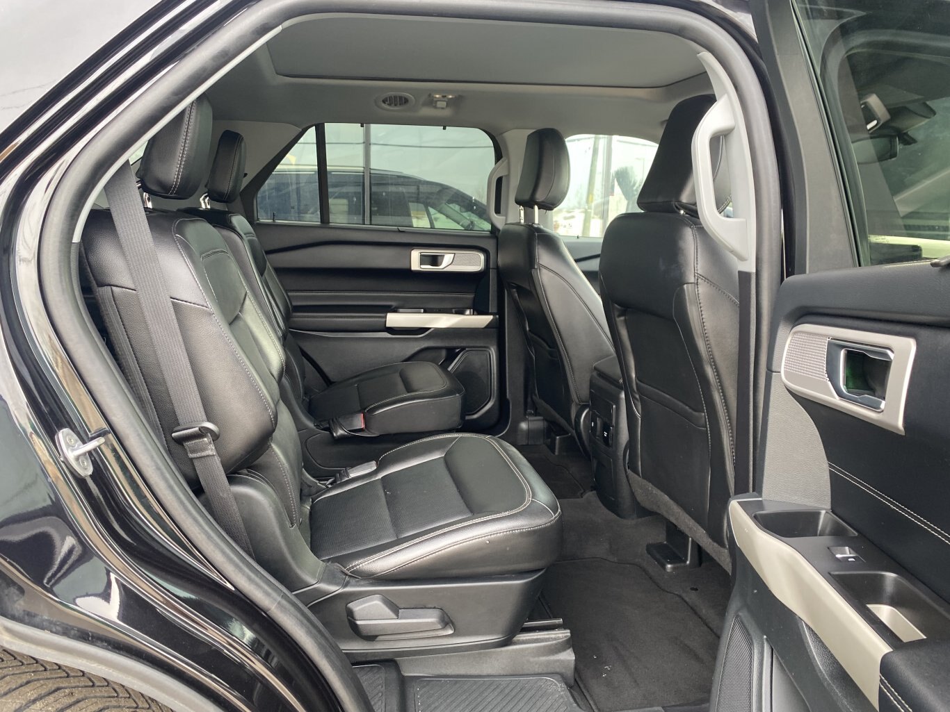 2022 FORD EXPLORER LIMITED 4X4 ( PREVIOUS RENTAL ) 3RD ROW SEATING WITH SUNROOF, LEATHER SEATS, POWER TRUNK, HEATED SEATS, HEATED STEERING WHEEL, REMOTE START, REAR VIEW CAMERA AND NAVIGATION!!