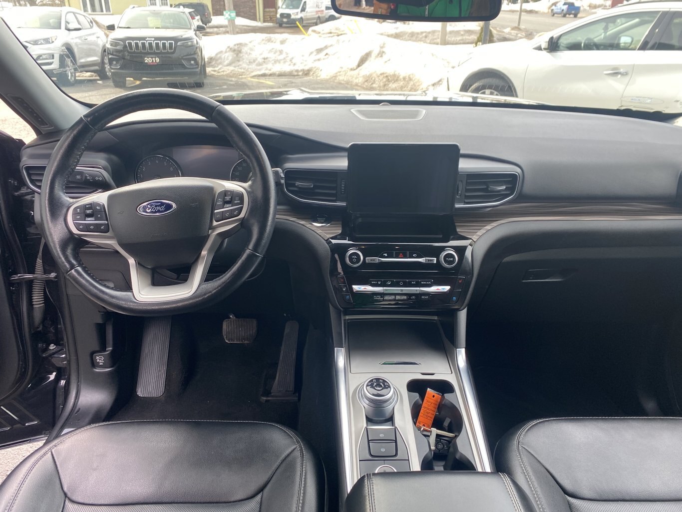 2022 FORD EXPLORER LIMITED 4X4 ( PREVIOUS RENTAL ) 3RD ROW SEATING WITH SUNROOF, LEATHER SEATS, POWER TRUNK, HEATED SEATS, HEATED STEERING WHEEL, REMOTE START, REAR VIEW CAMERA AND NAVIGATION!!