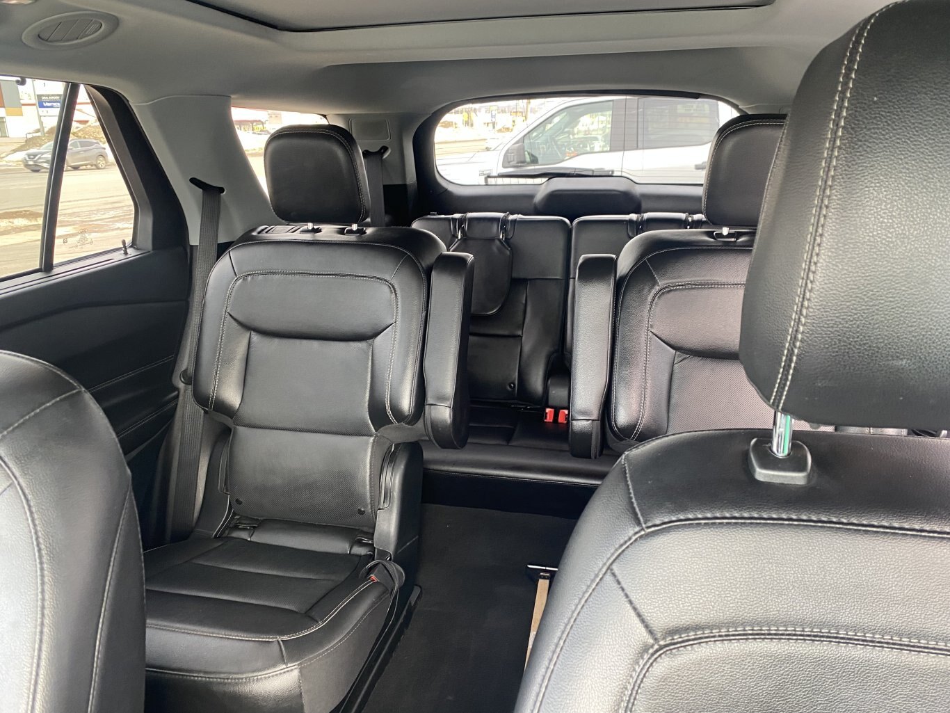 2022 FORD EXPLORER LIMITED 4X4 ( PREVIOUS RENTAL ) 3RD ROW SEATING WITH SUNROOF, LEATHER SEATS, POWER TRUNK, HEATED SEATS, HEATED STEERING WHEEL, REMOTE START, REAR VIEW CAMERA AND NAVIGATION!!