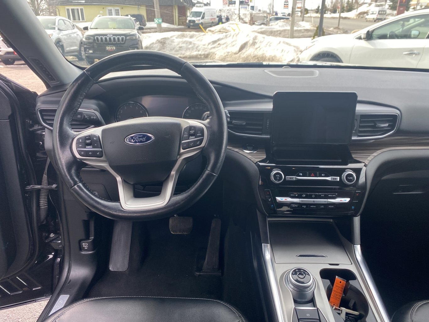 2022 FORD EXPLORER LIMITED 4X4 ( PREVIOUS RENTAL ) 3RD ROW SEATING WITH SUNROOF, LEATHER SEATS, POWER TRUNK, HEATED SEATS, HEATED STEERING WHEEL, REMOTE START, REAR VIEW CAMERA AND NAVIGATION!!