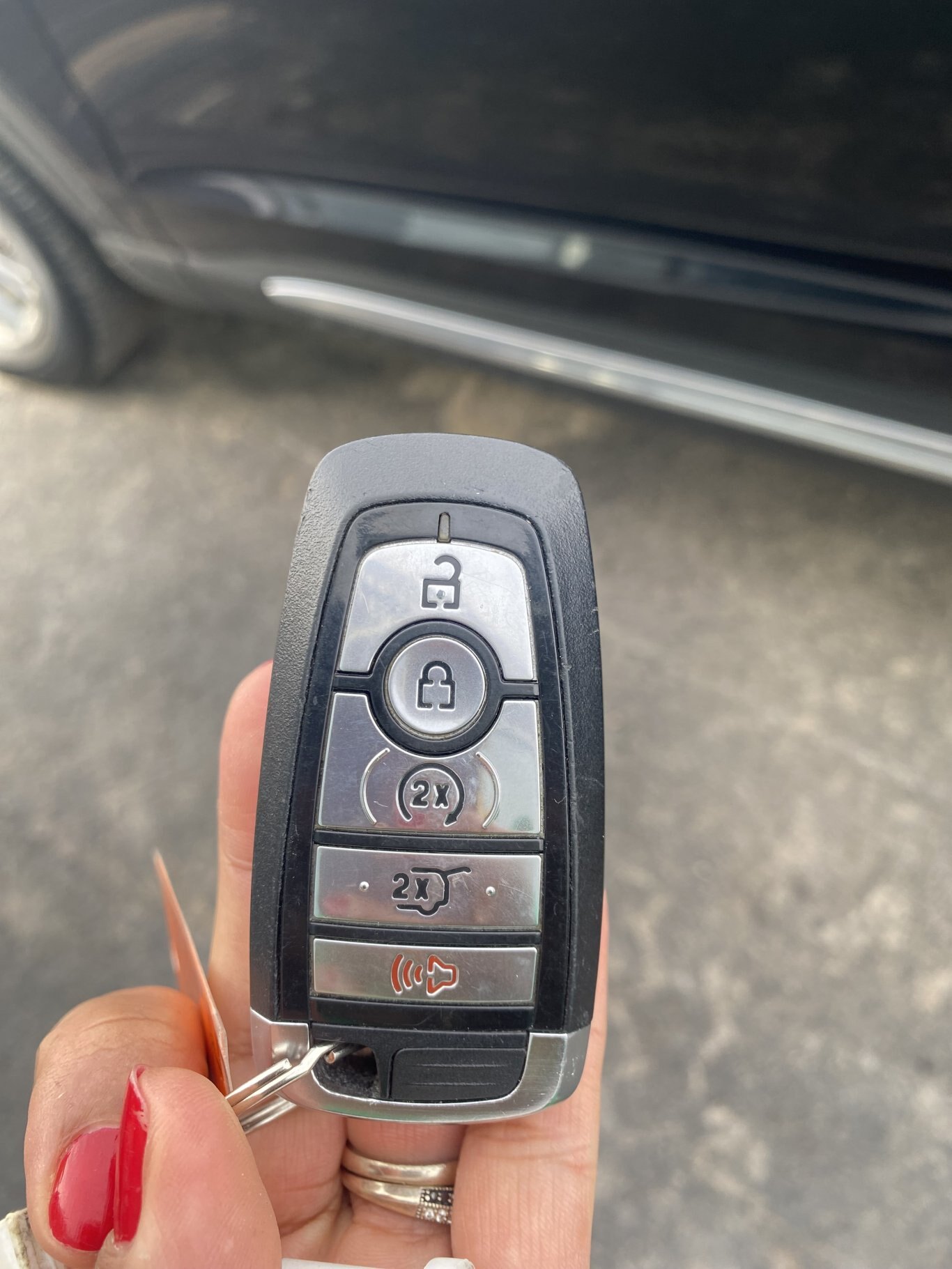 2022 FORD EXPLORER LIMITED 4X4 ( PREVIOUS RENTAL ) 3RD ROW SEATING WITH SUNROOF, LEATHER SEATS, POWER TRUNK, HEATED SEATS, HEATED STEERING WHEEL, REMOTE START, REAR VIEW CAMERA AND NAVIGATION!!