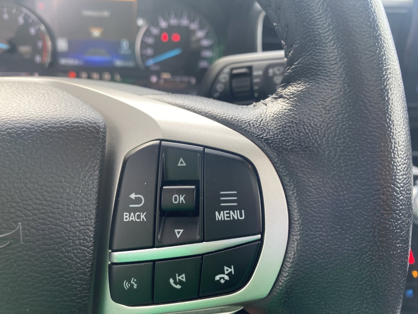 2022 FORD EXPLORER LIMITED 4X4 ( PREVIOUS RENTAL ) 3RD ROW SEATING WITH SUNROOF, LEATHER SEATS, POWER TRUNK, HEATED SEATS, HEATED STEERING WHEEL, REMOTE START, REAR VIEW CAMERA AND NAVIGATION!!