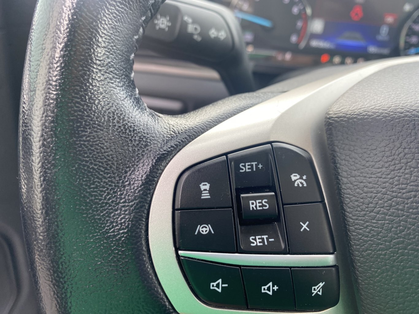 2022 FORD EXPLORER LIMITED 4X4 ( PREVIOUS RENTAL ) 3RD ROW SEATING WITH SUNROOF, LEATHER SEATS, POWER TRUNK, HEATED SEATS, HEATED STEERING WHEEL, REMOTE START, REAR VIEW CAMERA AND NAVIGATION!!