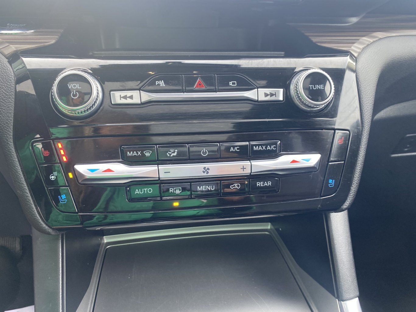 2022 FORD EXPLORER LIMITED 4X4 ( PREVIOUS RENTAL ) 3RD ROW SEATING WITH SUNROOF, LEATHER SEATS, POWER TRUNK, HEATED SEATS, HEATED STEERING WHEEL, REMOTE START, REAR VIEW CAMERA AND NAVIGATION!!