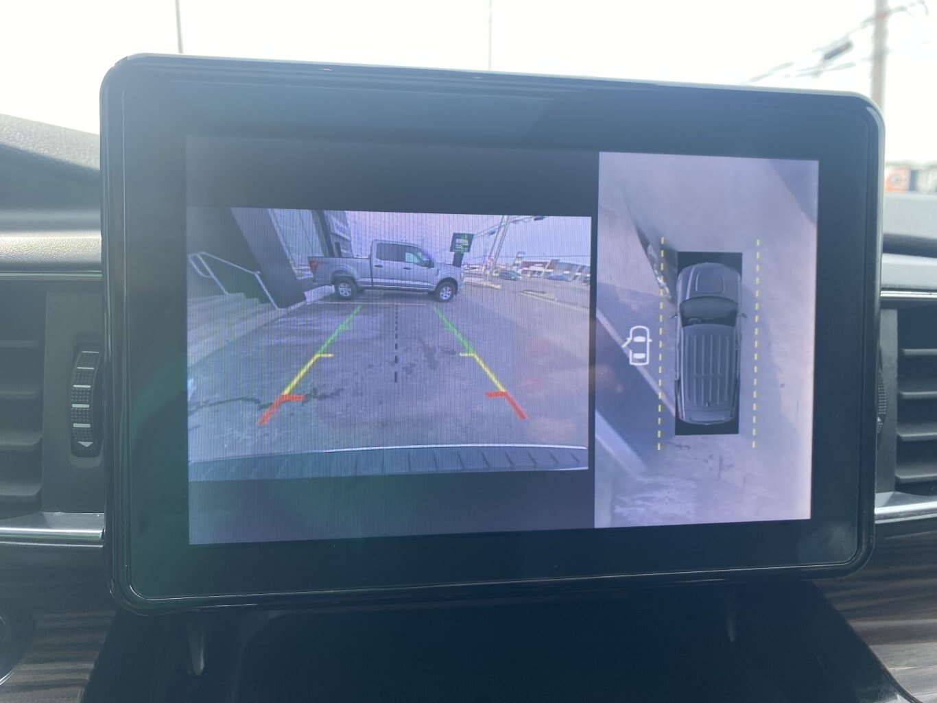 2022 FORD EXPLORER LIMITED 4X4 ( PREVIOUS RENTAL ) 3RD ROW SEATING WITH SUNROOF, LEATHER SEATS, POWER TRUNK, HEATED SEATS, HEATED STEERING WHEEL, REMOTE START, REAR VIEW CAMERA AND NAVIGATION!!