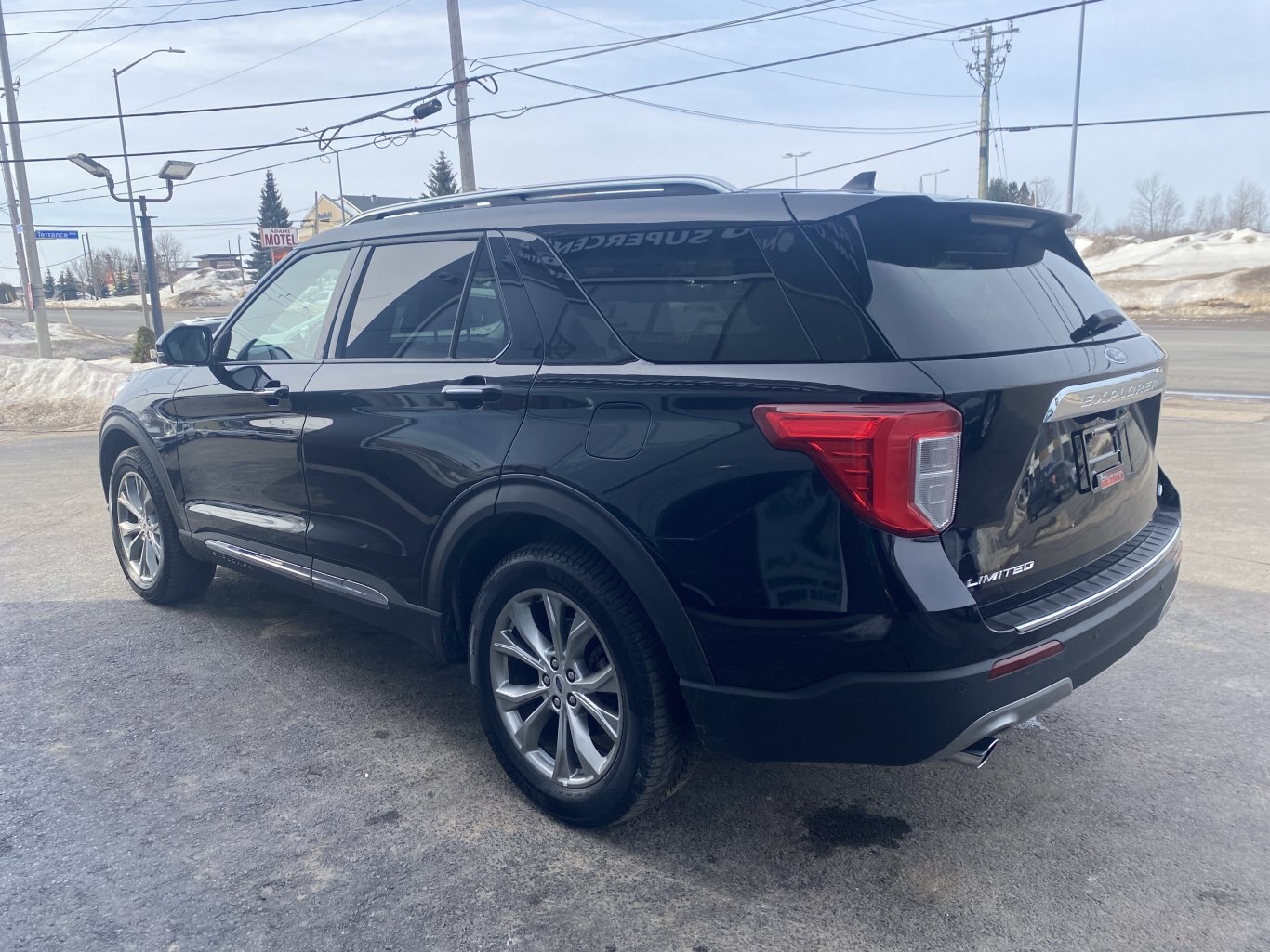 2022 FORD EXPLORER LIMITED 4X4 ( PREVIOUS RENTAL ) 3RD ROW SEATING WITH SUNROOF, LEATHER SEATS, POWER TRUNK, HEATED SEATS, HEATED STEERING WHEEL, REMOTE START, REAR VIEW CAMERA AND NAVIGATION!!
