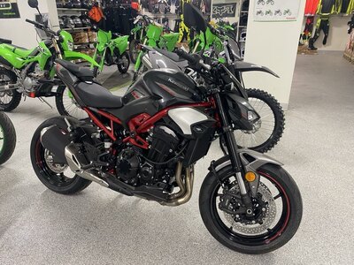 2025 Kawasaki Z900  Metallic Carbon Gray / Metallic Graphite Gray / Candy Persimmon Red ( IN STOCK )
