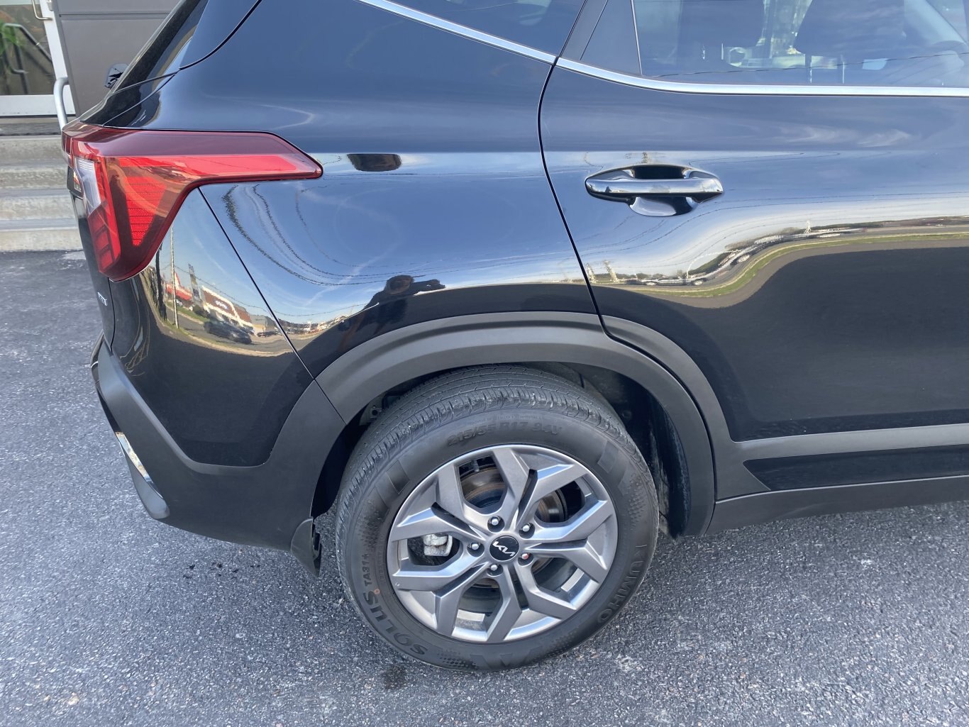 2025 KIA SELTOS EX AWD ( PREVIOUS RENTAL ) WITH SUNROOF, LEATHER SEATS, HEATED SEATS, HEATED STEERING WHEEL AND REAR VIEW CAMERA!!