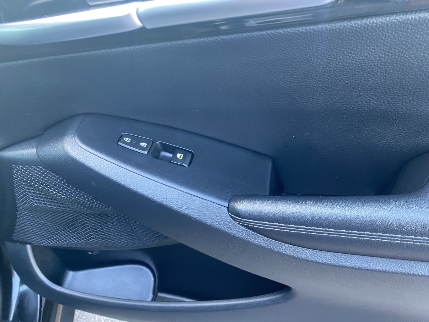 2025 KIA SELTOS EX AWD ( PREVIOUS RENTAL ) WITH SUNROOF, LEATHER SEATS, HEATED SEATS, HEATED STEERING WHEEL AND REAR VIEW CAMERA!!