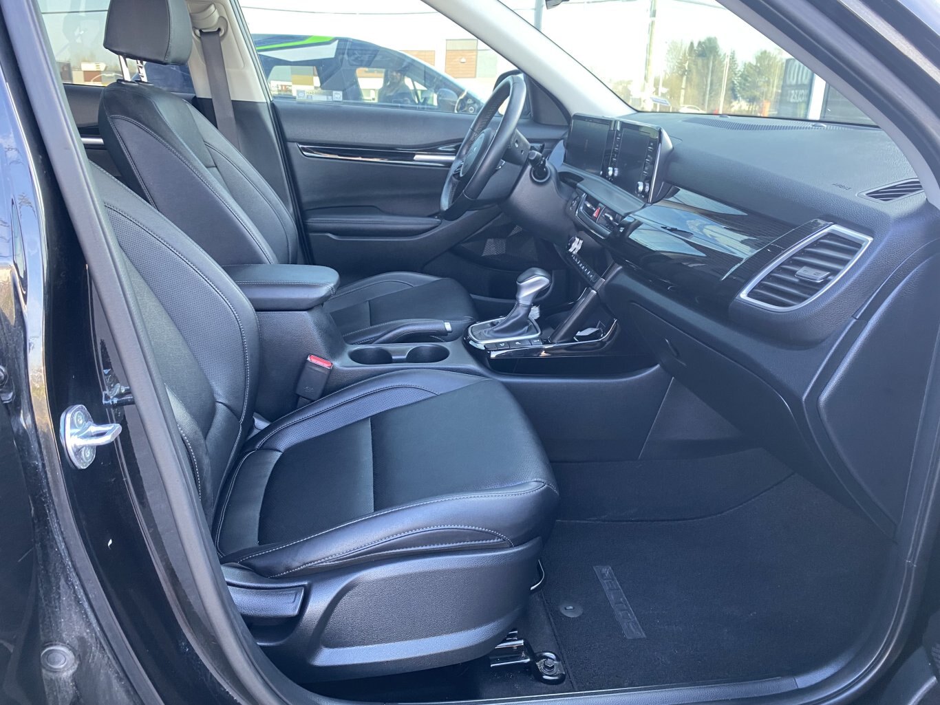 2025 KIA SELTOS EX AWD ( PREVIOUS RENTAL ) WITH SUNROOF, LEATHER SEATS, HEATED SEATS, HEATED STEERING WHEEL AND REAR VIEW CAMERA!!