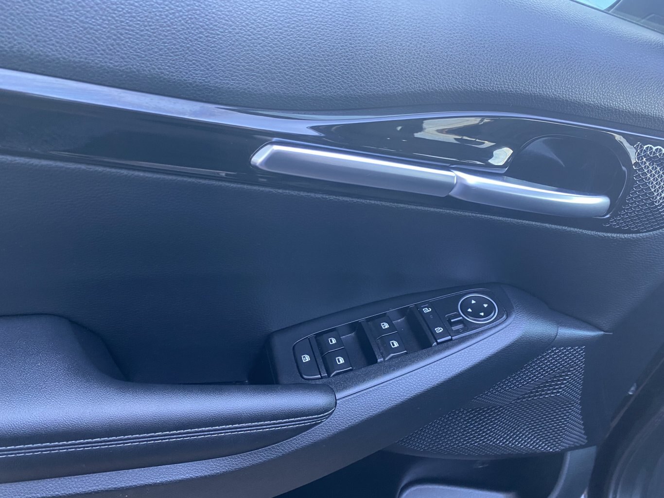 2025 KIA SELTOS EX AWD ( PREVIOUS RENTAL ) WITH SUNROOF, LEATHER SEATS, HEATED SEATS, HEATED STEERING WHEEL AND REAR VIEW CAMERA!!