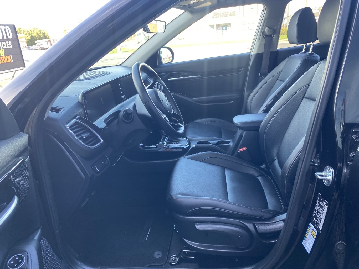 2025 KIA SELTOS EX AWD ( PREVIOUS RENTAL ) WITH SUNROOF, LEATHER SEATS, HEATED SEATS, HEATED STEERING WHEEL AND REAR VIEW CAMERA!!