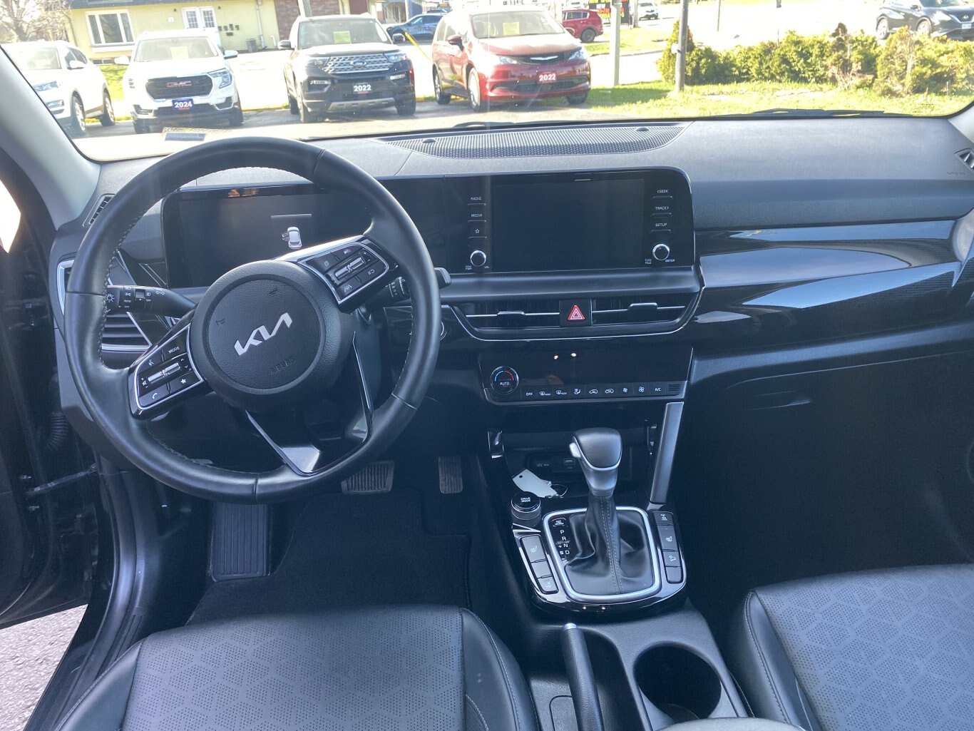 2025 KIA SELTOS EX AWD ( PREVIOUS RENTAL ) WITH SUNROOF, LEATHER SEATS, HEATED SEATS, HEATED STEERING WHEEL AND REAR VIEW CAMERA!!