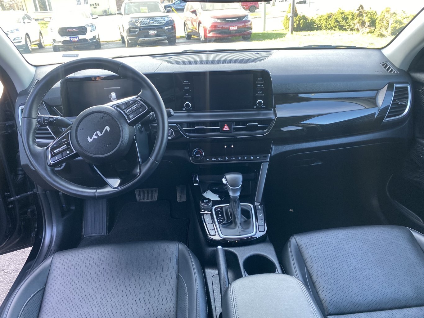 2025 KIA SELTOS EX AWD ( PREVIOUS RENTAL ) WITH SUNROOF, LEATHER SEATS, HEATED SEATS, HEATED STEERING WHEEL AND REAR VIEW CAMERA!!