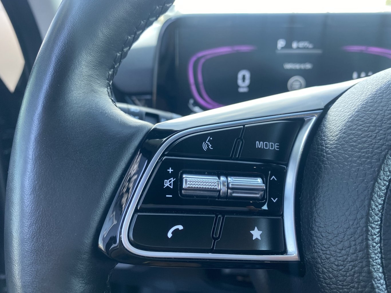 2025 KIA SELTOS EX AWD ( PREVIOUS RENTAL ) WITH SUNROOF, LEATHER SEATS, HEATED SEATS, HEATED STEERING WHEEL AND REAR VIEW CAMERA!!