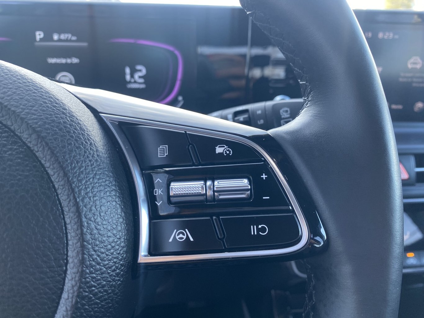 2025 KIA SELTOS EX AWD ( PREVIOUS RENTAL ) WITH SUNROOF, LEATHER SEATS, HEATED SEATS, HEATED STEERING WHEEL AND REAR VIEW CAMERA!!