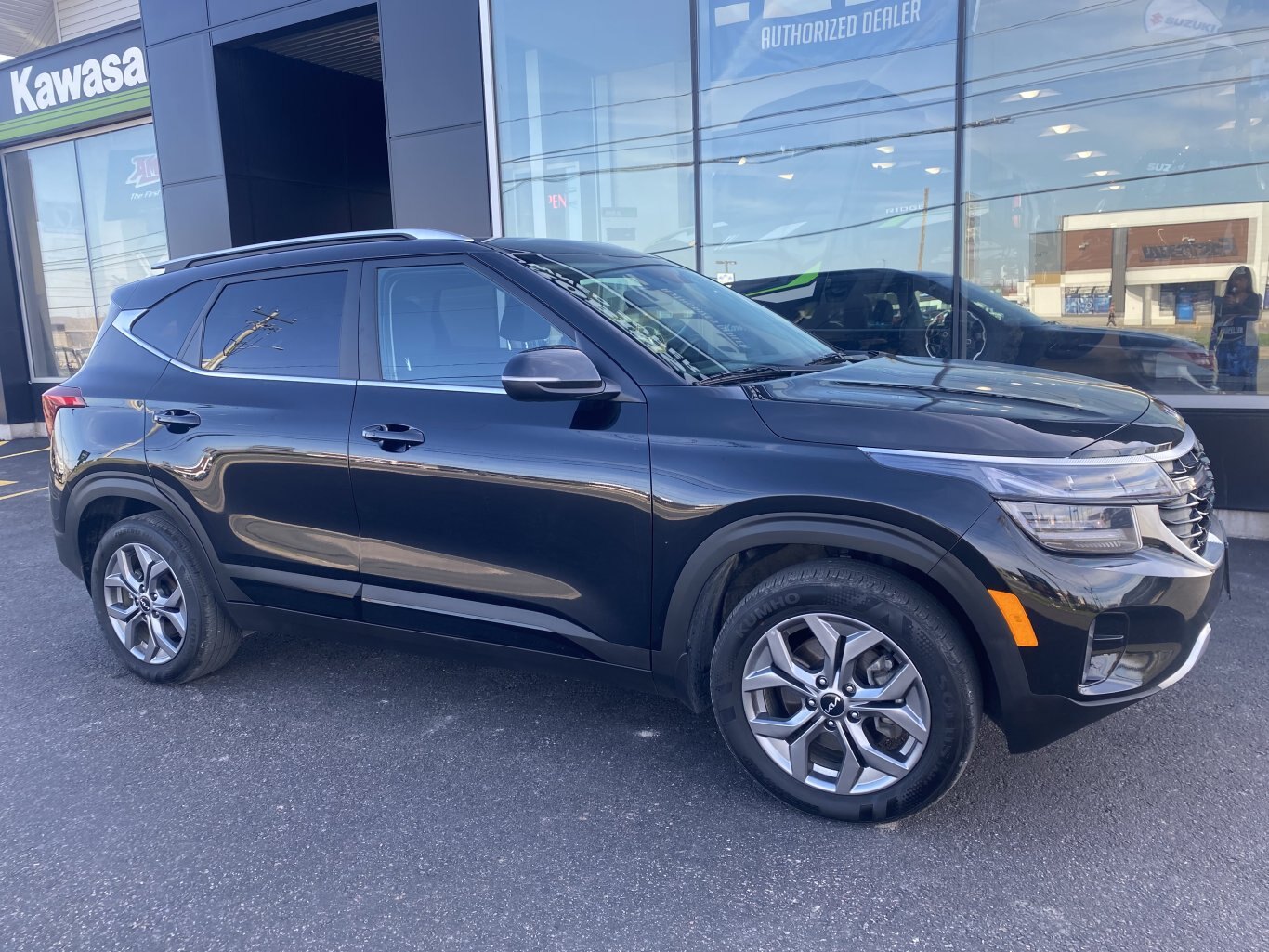 2025 KIA SELTOS EX AWD ( PREVIOUS RENTAL ) WITH SUNROOF, LEATHER SEATS, HEATED SEATS, HEATED STEERING WHEEL AND REAR VIEW CAMERA!!