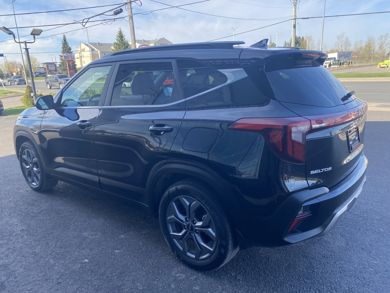 2025 KIA SELTOS EX AWD ( PREVIOUS RENTAL ) WITH SUNROOF, LEATHER SEATS, HEATED SEATS, HEATED STEERING WHEEL AND REAR VIEW CAMERA!!