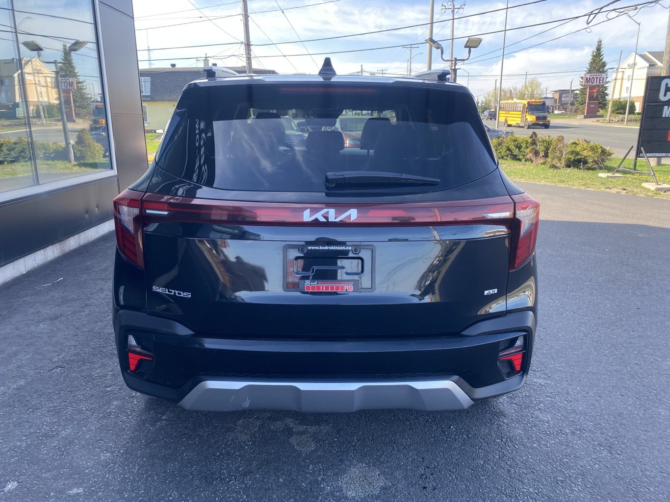 2025 KIA SELTOS EX AWD ( PREVIOUS RENTAL ) WITH SUNROOF, LEATHER SEATS, HEATED SEATS, HEATED STEERING WHEEL AND REAR VIEW CAMERA!!