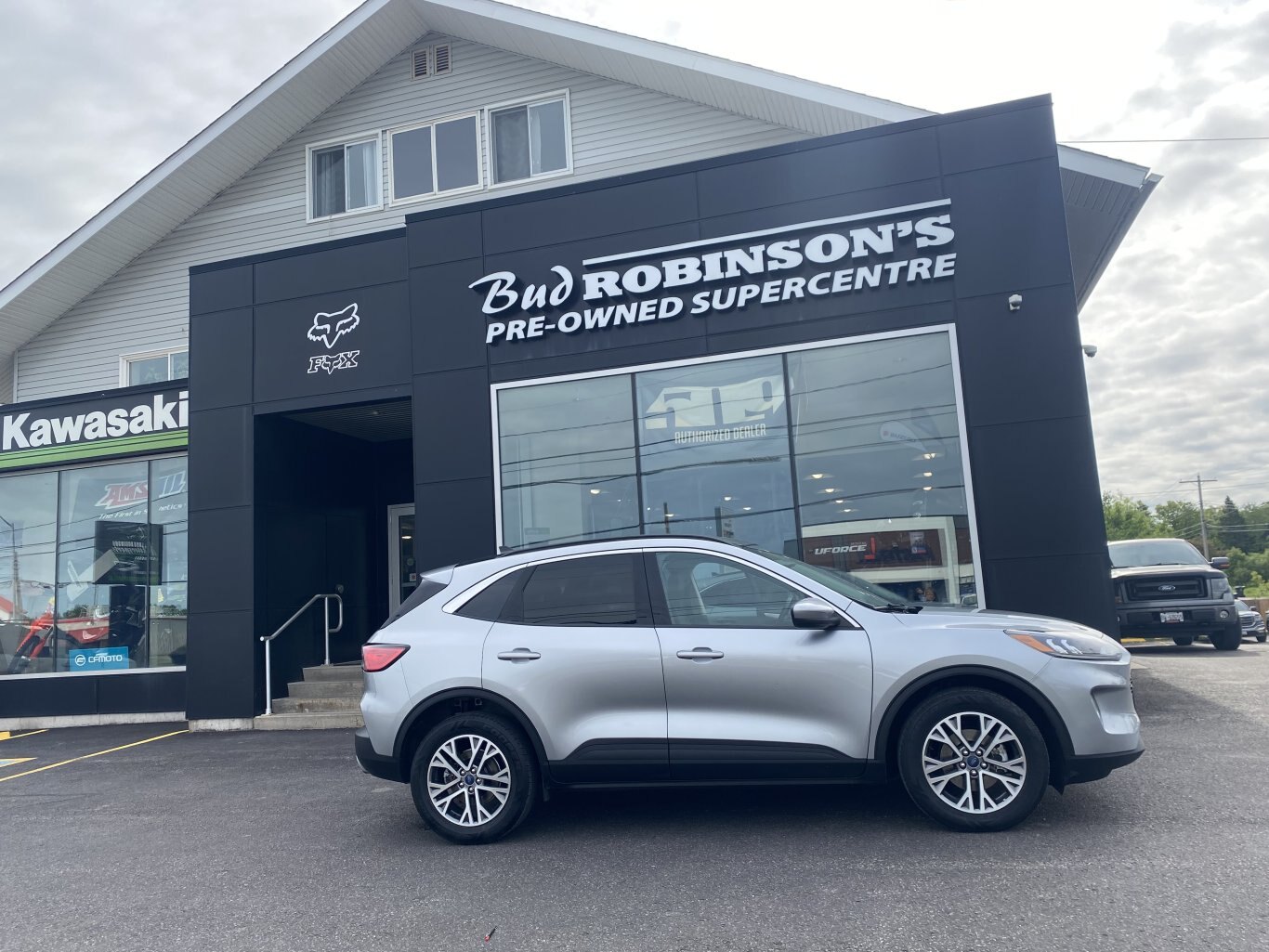2022 FORD ESCAPE SEL AWD (PREVIOUS RENTAL) WITH LEATHER SEATS, HEATED SEATS, SUNROOF, REARVIEW CAMERA, HEATED STEERING WHEEL , NAVIGATION AND REMOTE START!!