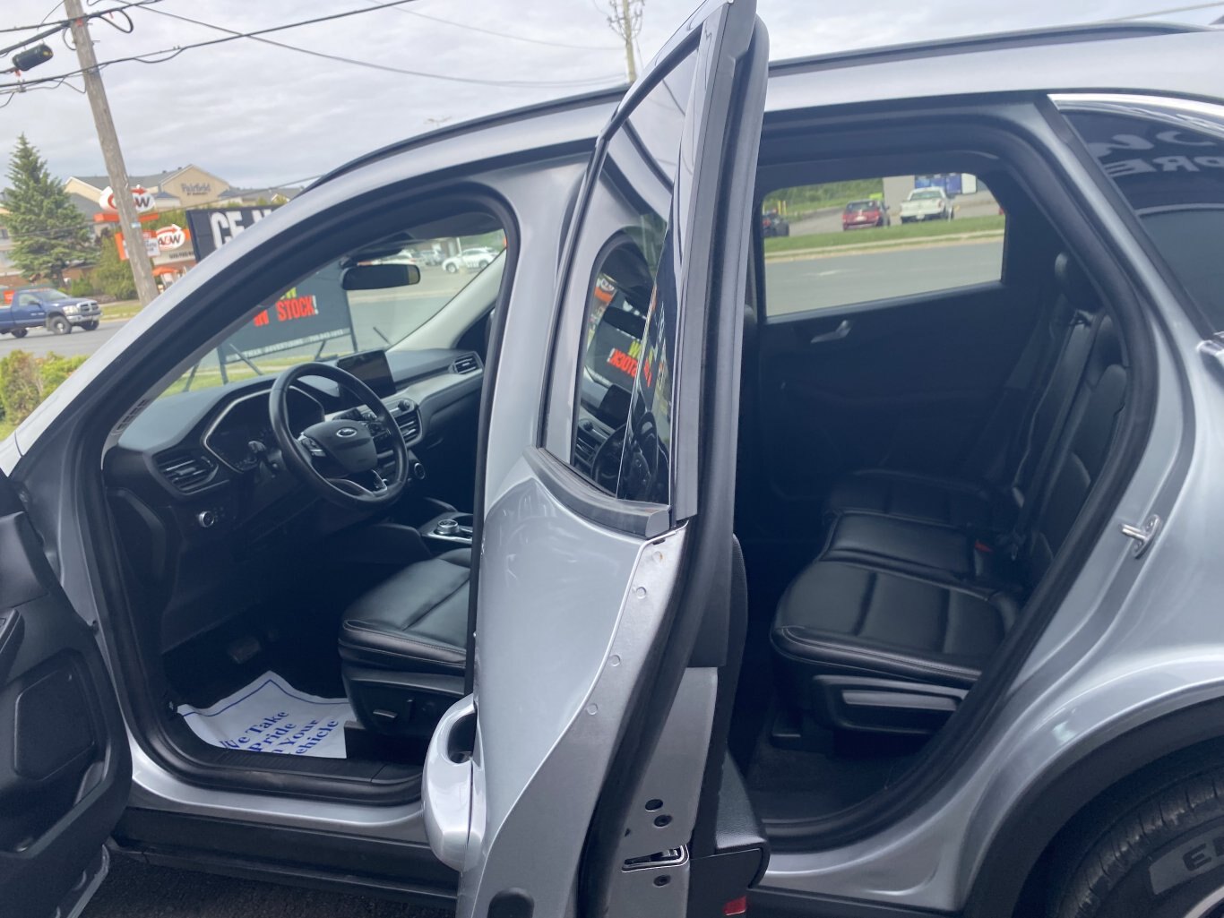 2022 FORD ESCAPE SEL AWD (PREVIOUS RENTAL) WITH LEATHER SEATS, HEATED SEATS, SUNROOF, REARVIEW CAMERA, HEATED STEERING WHEEL , NAVIGATION AND REMOTE START!!