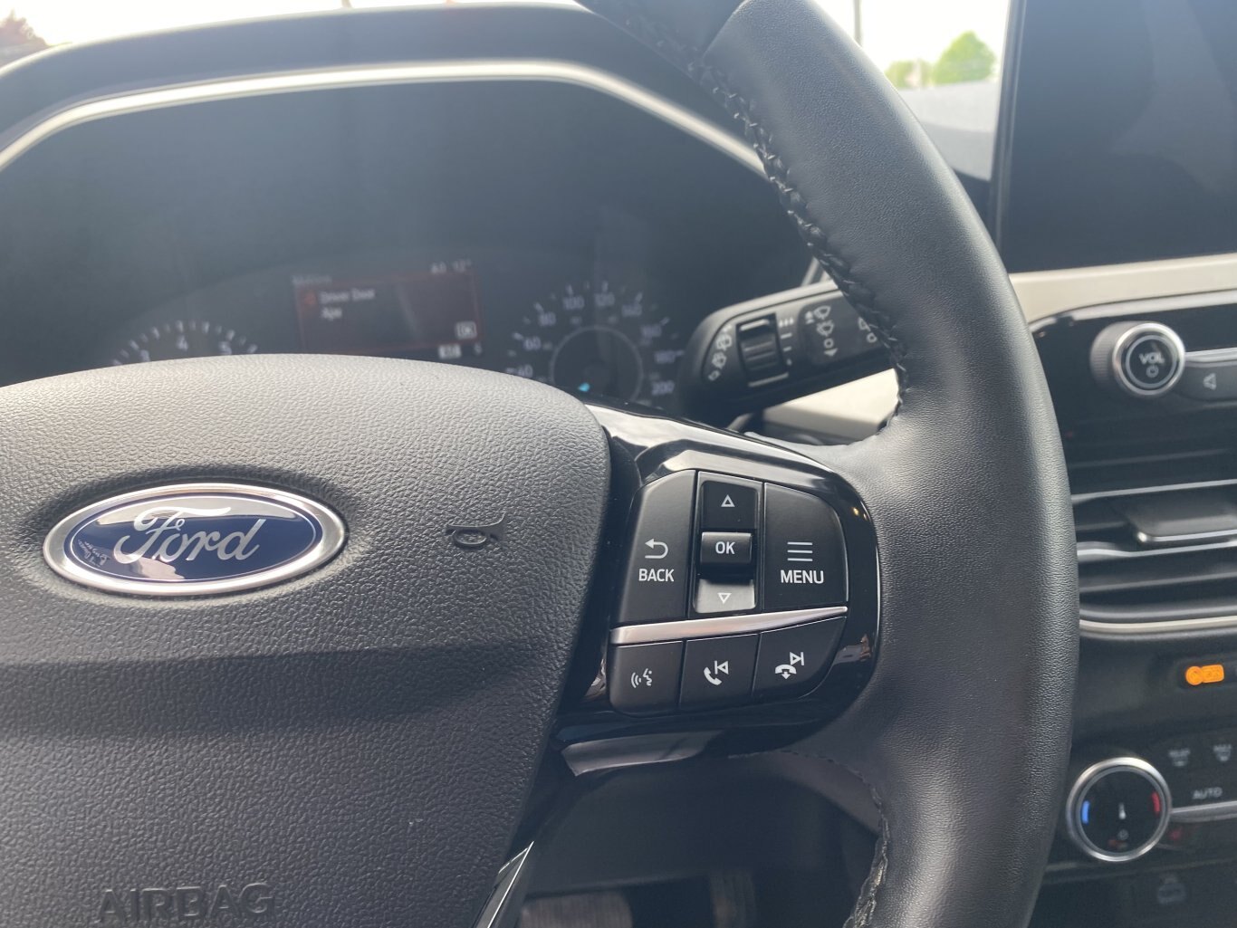 2022 FORD ESCAPE SEL AWD (PREVIOUS RENTAL) WITH LEATHER SEATS, HEATED SEATS, SUNROOF, REARVIEW CAMERA, HEATED STEERING WHEEL , NAVIGATION AND REMOTE START!!