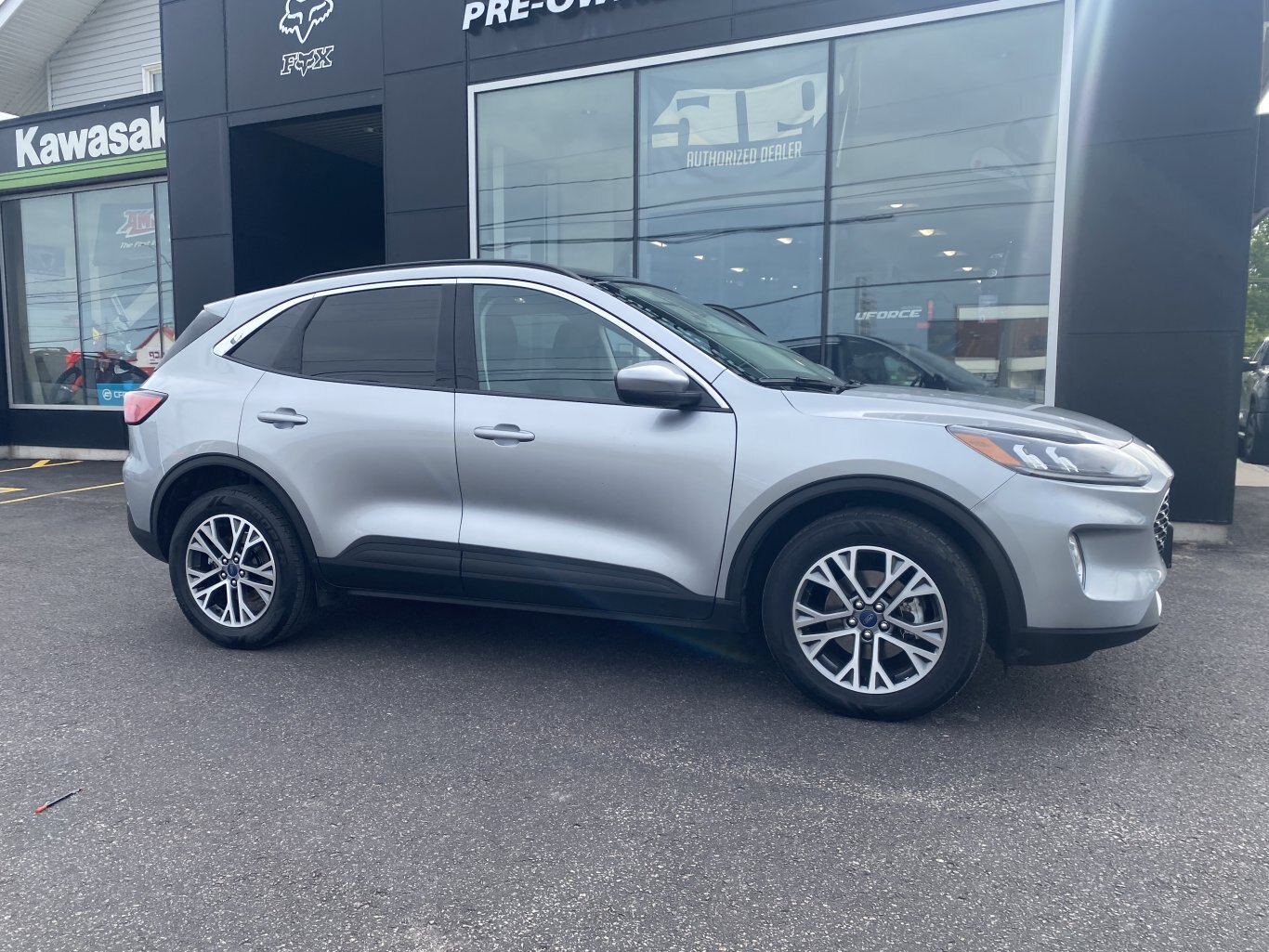 2022 FORD ESCAPE SEL AWD (PREVIOUS RENTAL) WITH LEATHER SEATS, HEATED SEATS, SUNROOF, REARVIEW CAMERA, HEATED STEERING WHEEL , NAVIGATION AND REMOTE START!!