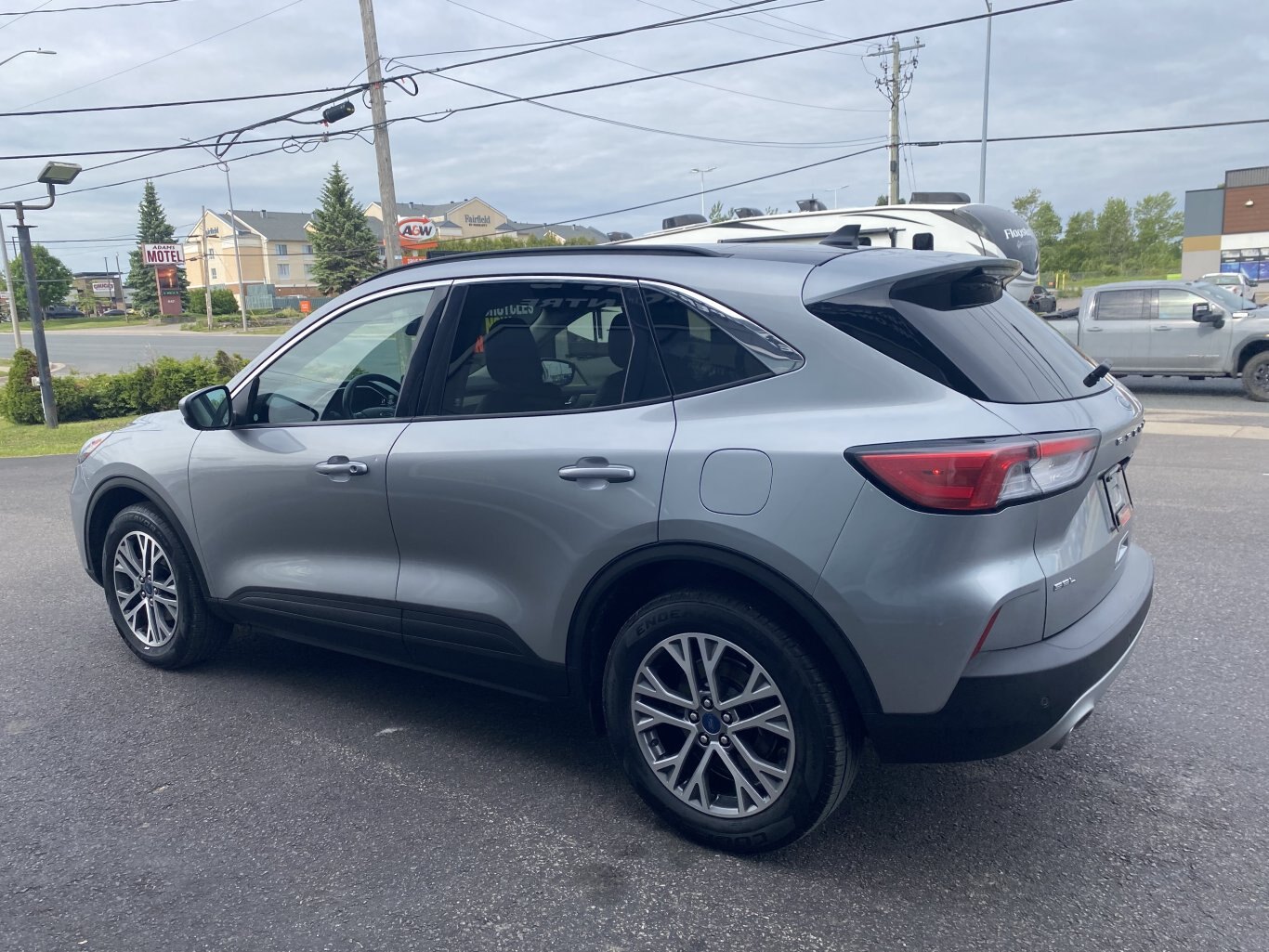 2022 FORD ESCAPE SEL AWD (PREVIOUS RENTAL) WITH LEATHER SEATS, HEATED SEATS, SUNROOF, REARVIEW CAMERA, HEATED STEERING WHEEL , NAVIGATION AND REMOTE START!!