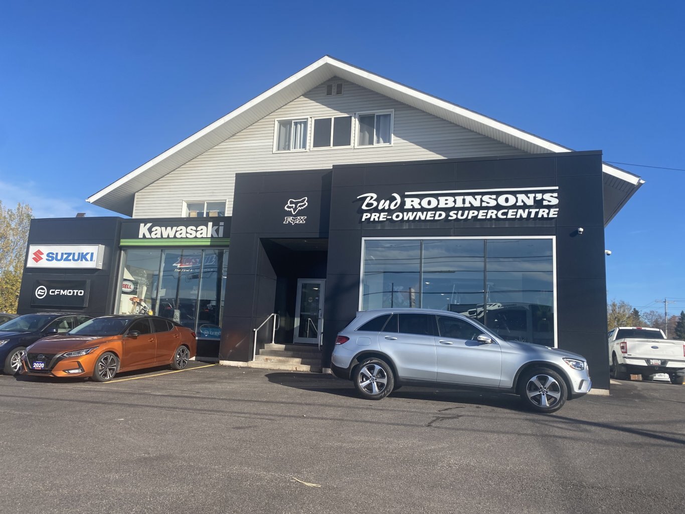 2021 MERCEDEZ BENZ GLC 300 4MATIC AWD WITH LEATHER SEATS, HEATED SEATS, SUNROOF, REARVIEW CAMERA AND NAVIGATION!!