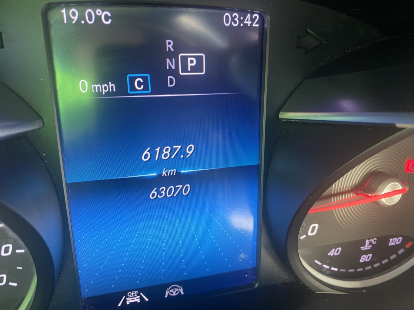 2021 MERCEDEZ BENZ GLC 300 4MATIC AWD WITH LEATHER SEATS, HEATED SEATS, SUNROOF, REARVIEW CAMERA AND NAVIGATION!!