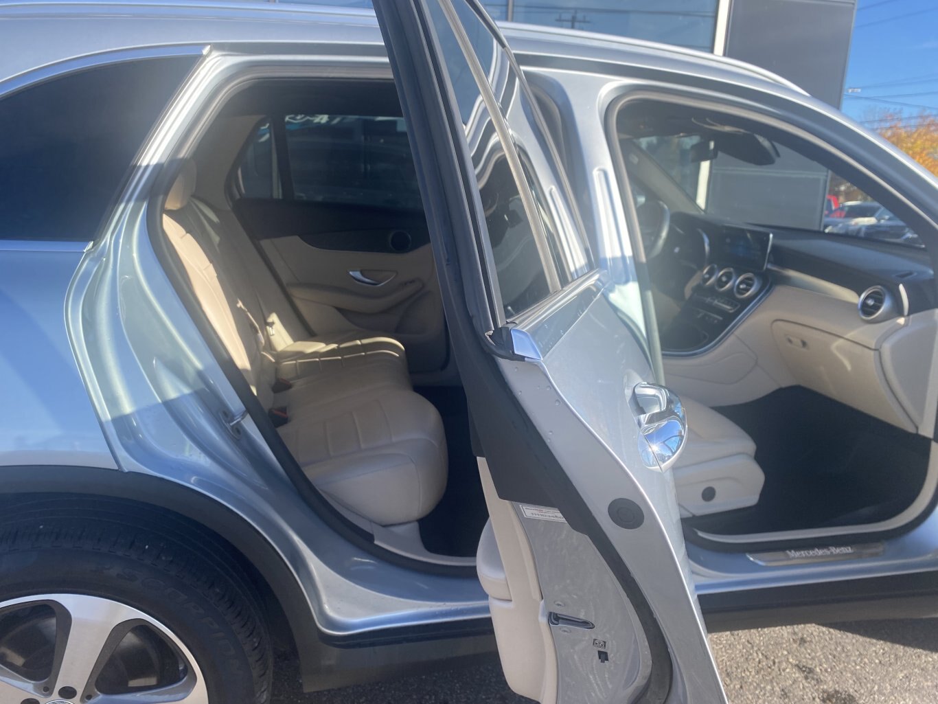 2021 MERCEDEZ BENZ GLC 300 4MATIC AWD WITH LEATHER SEATS, HEATED SEATS, SUNROOF, REARVIEW CAMERA AND NAVIGATION!!