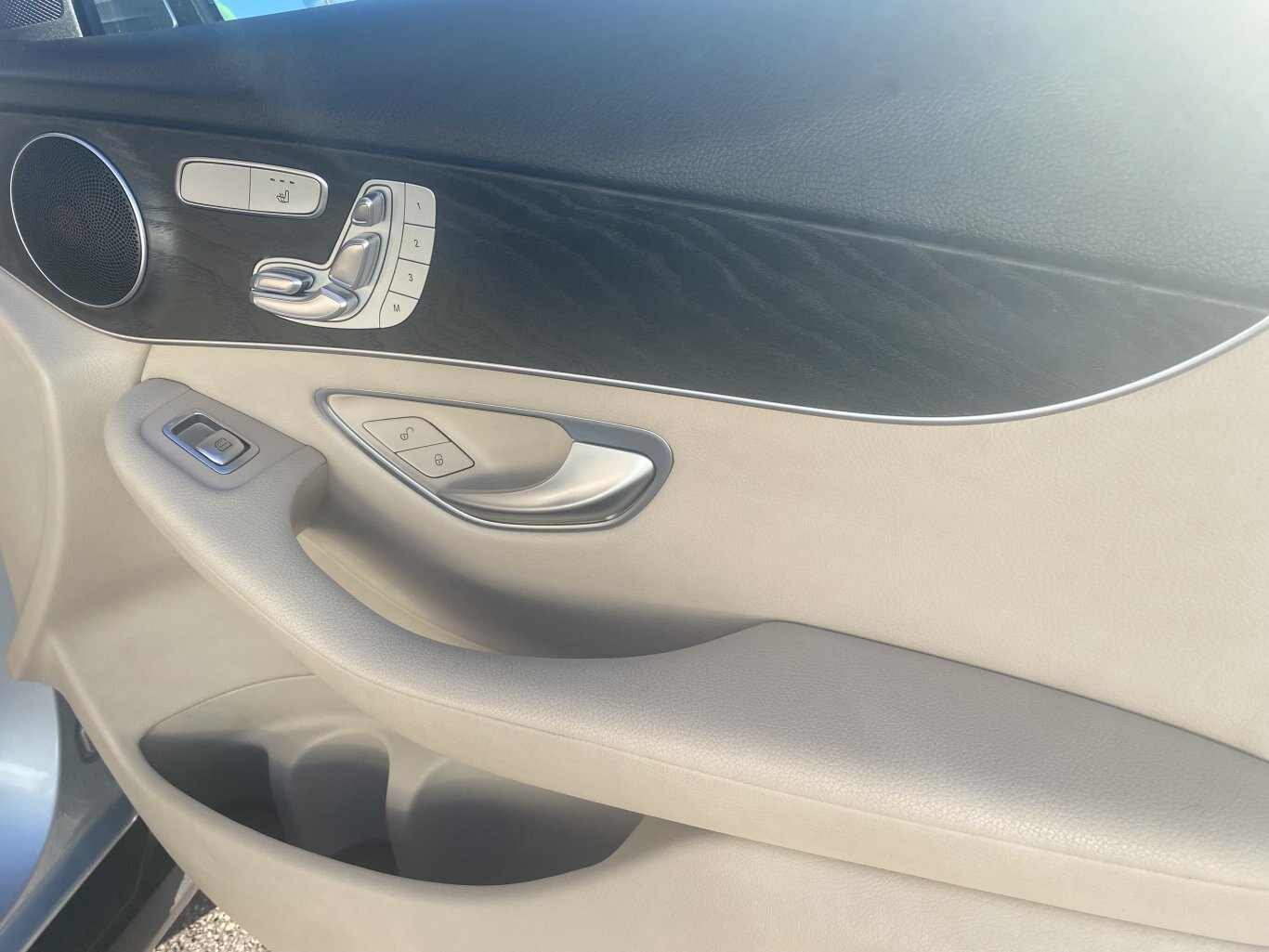 2021 MERCEDEZ BENZ GLC 300 4MATIC AWD WITH LEATHER SEATS, HEATED SEATS, SUNROOF, REARVIEW CAMERA AND NAVIGATION!!