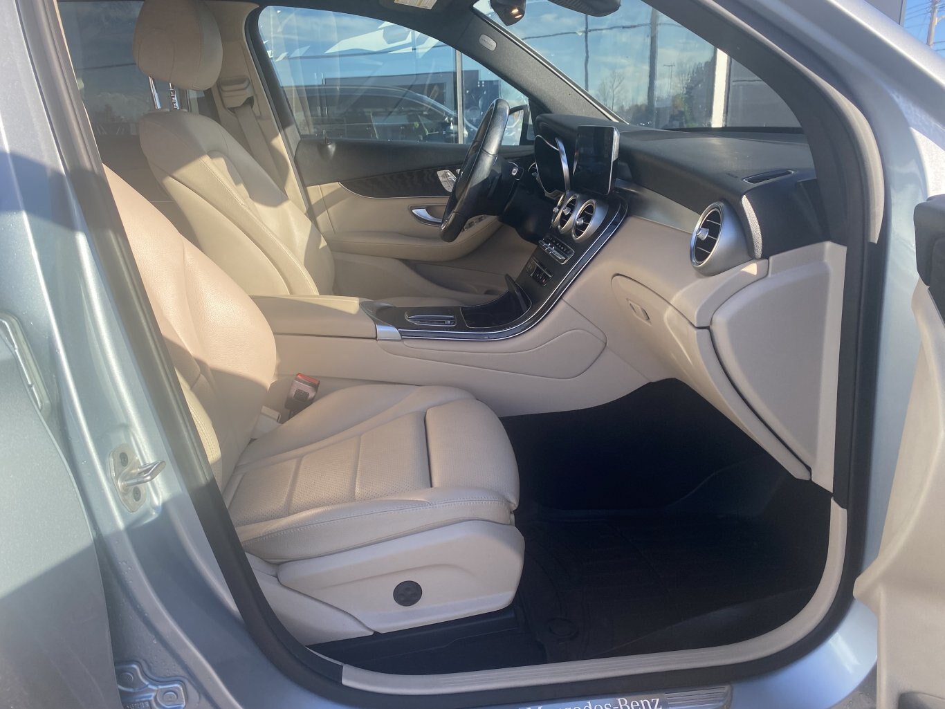 2021 MERCEDEZ BENZ GLC 300 4MATIC AWD WITH LEATHER SEATS, HEATED SEATS, SUNROOF, REARVIEW CAMERA AND NAVIGATION!!