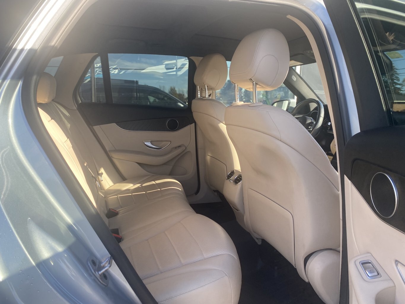 2021 MERCEDEZ BENZ GLC 300 4MATIC AWD WITH LEATHER SEATS, HEATED SEATS, SUNROOF, REARVIEW CAMERA AND NAVIGATION!!