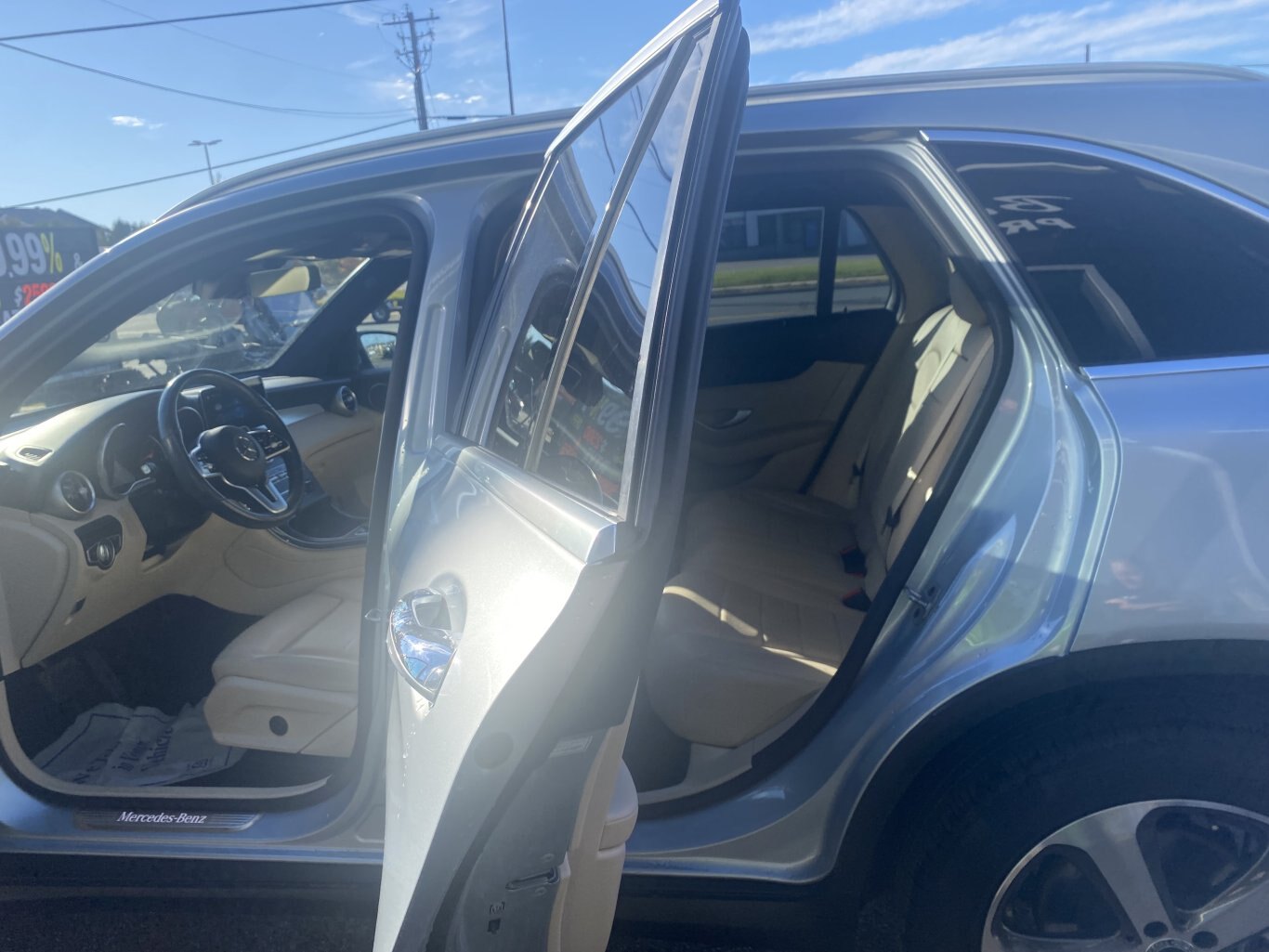 2021 MERCEDEZ BENZ GLC 300 4MATIC AWD WITH LEATHER SEATS, HEATED SEATS, SUNROOF, REARVIEW CAMERA AND NAVIGATION!!