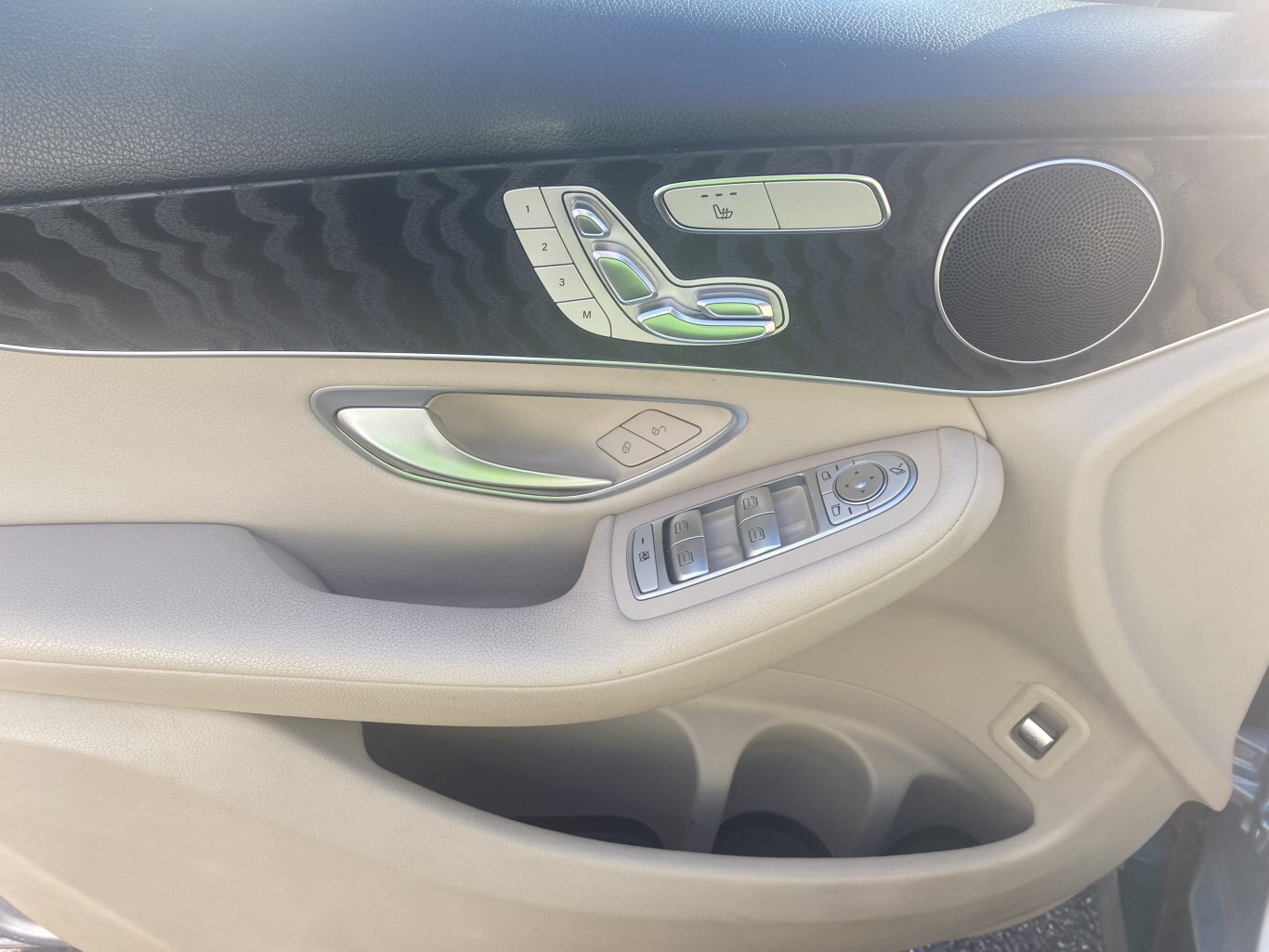 2021 MERCEDEZ BENZ GLC 300 4MATIC AWD WITH LEATHER SEATS, HEATED SEATS, SUNROOF, REARVIEW CAMERA AND NAVIGATION!!