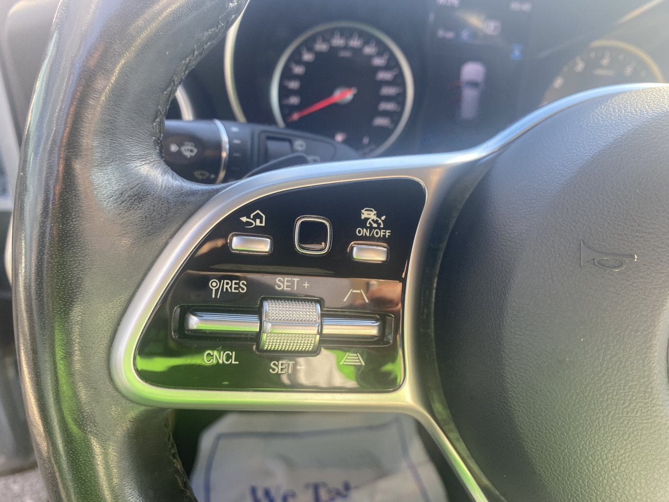 2021 MERCEDEZ BENZ GLC 300 4MATIC AWD WITH LEATHER SEATS, HEATED SEATS, SUNROOF, REARVIEW CAMERA AND NAVIGATION!!