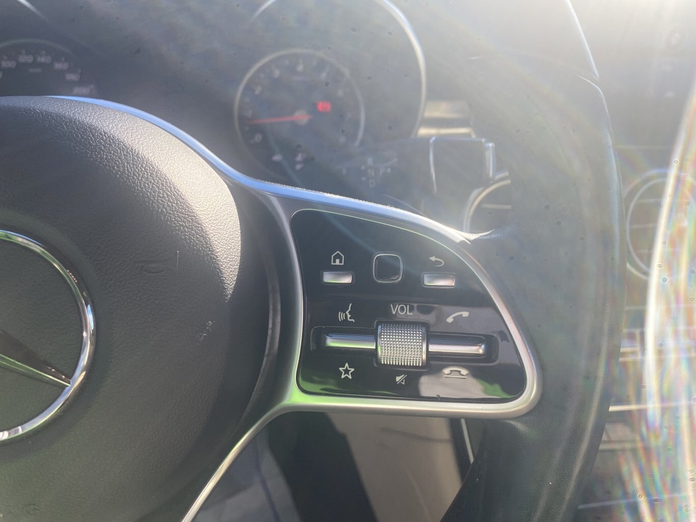 2021 MERCEDEZ BENZ GLC 300 4MATIC AWD WITH LEATHER SEATS, HEATED SEATS, SUNROOF, REARVIEW CAMERA AND NAVIGATION!!