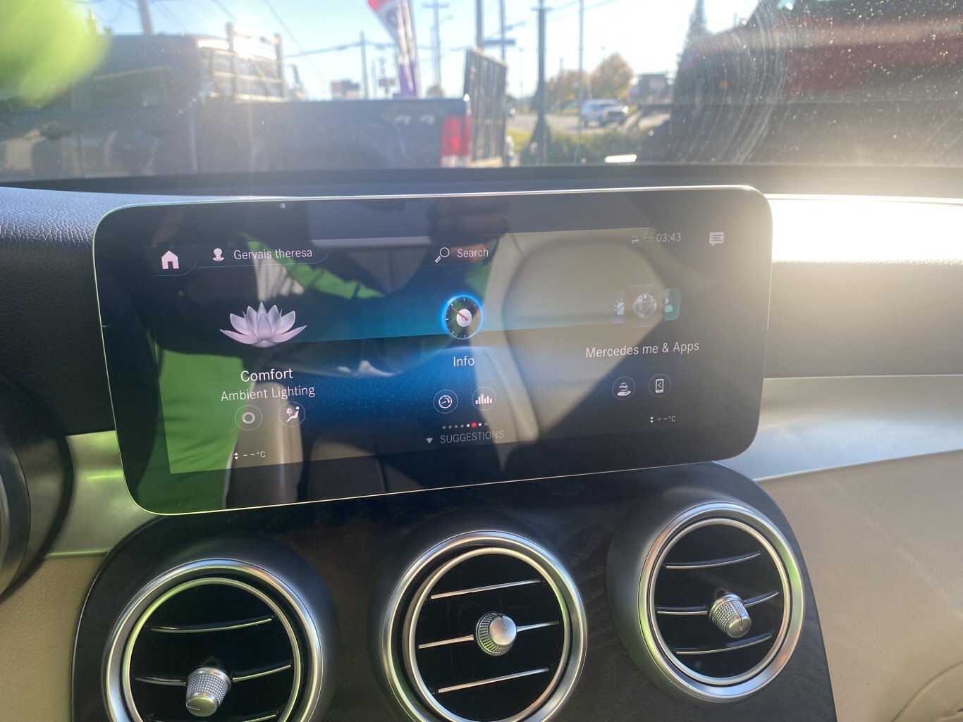 2021 MERCEDEZ BENZ GLC 300 4MATIC AWD WITH LEATHER SEATS, HEATED SEATS, SUNROOF, REARVIEW CAMERA AND NAVIGATION!!