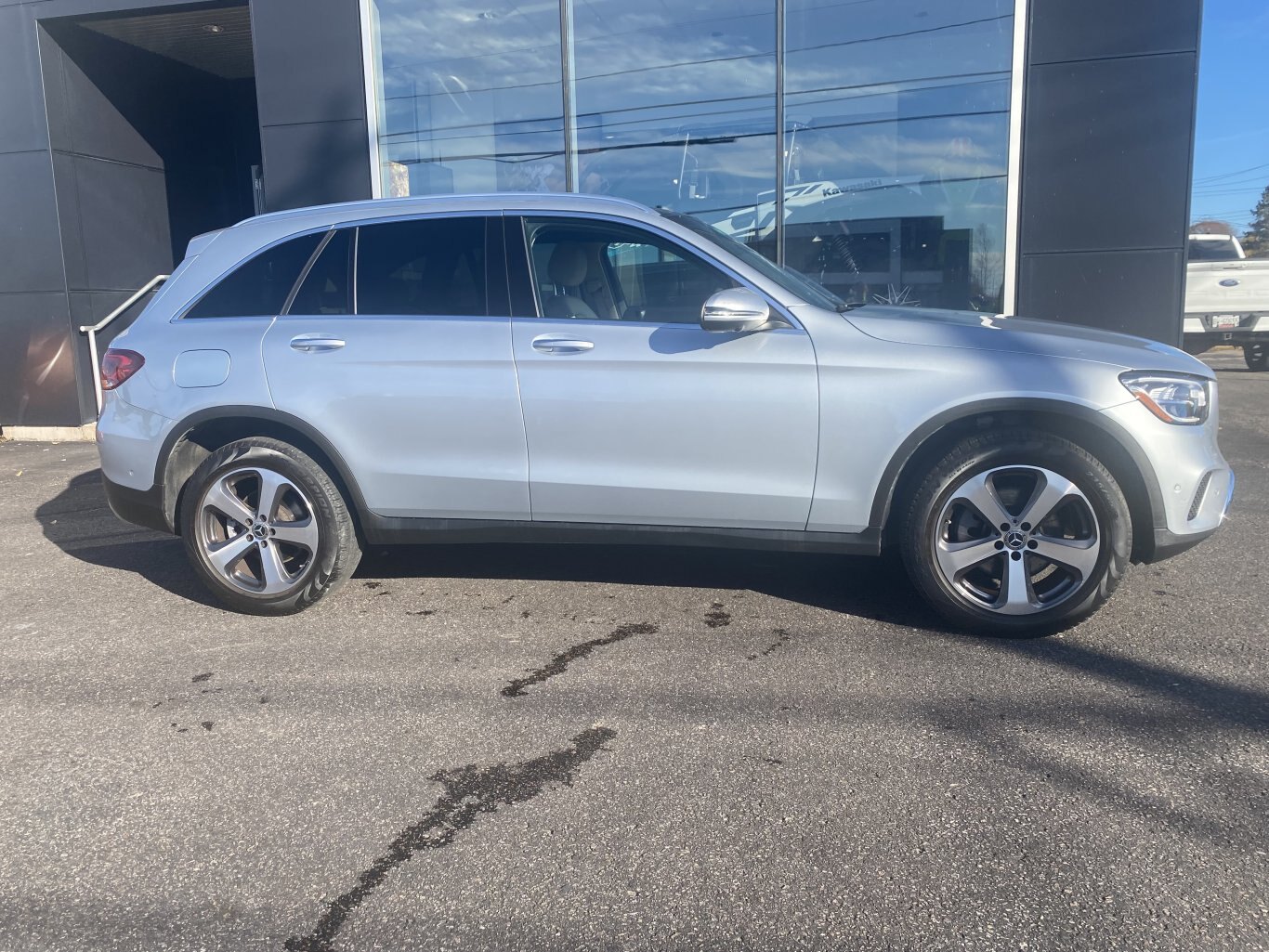 2021 MERCEDEZ BENZ GLC 300 4MATIC AWD WITH LEATHER SEATS, HEATED SEATS, SUNROOF, REARVIEW CAMERA AND NAVIGATION!!