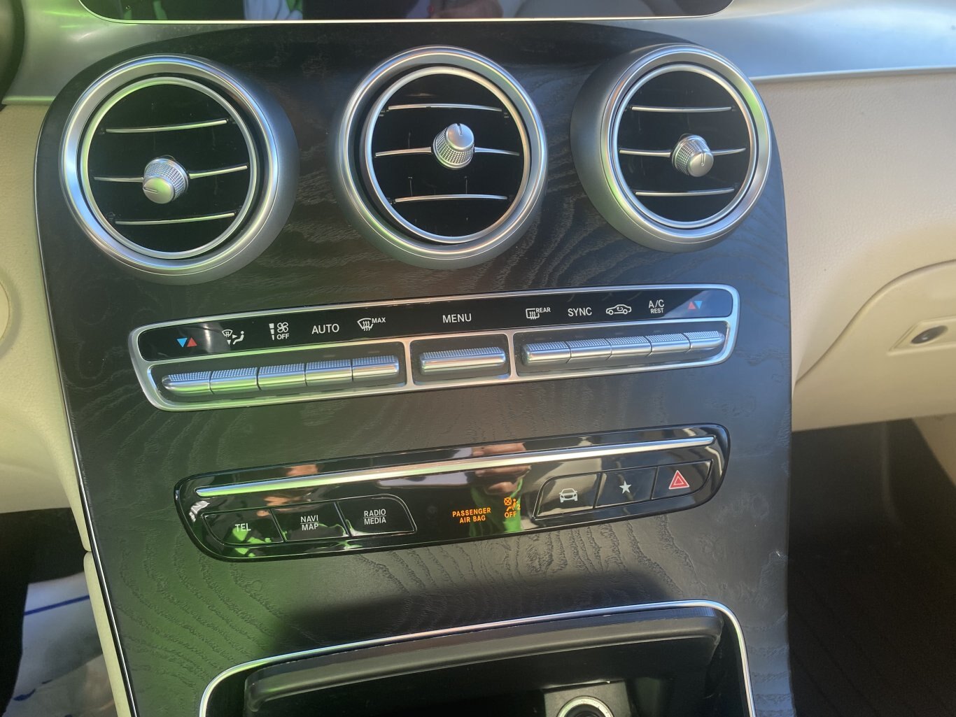 2021 MERCEDEZ BENZ GLC 300 4MATIC AWD WITH LEATHER SEATS, HEATED SEATS, SUNROOF, REARVIEW CAMERA AND NAVIGATION!!