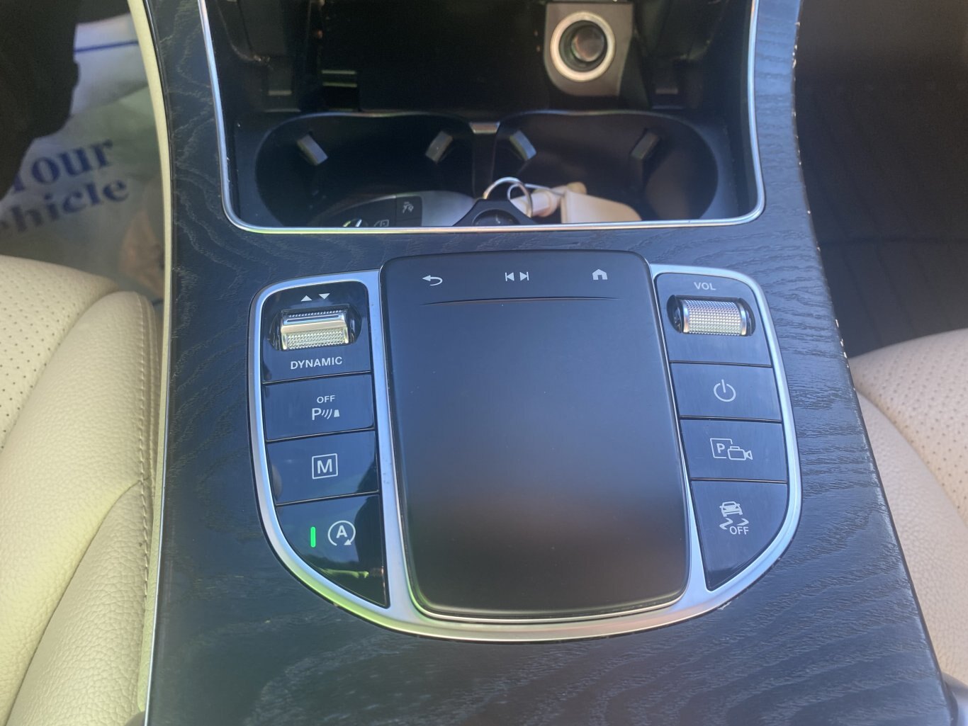 2021 MERCEDEZ BENZ GLC 300 4MATIC AWD WITH LEATHER SEATS, HEATED SEATS, SUNROOF, REARVIEW CAMERA AND NAVIGATION!!