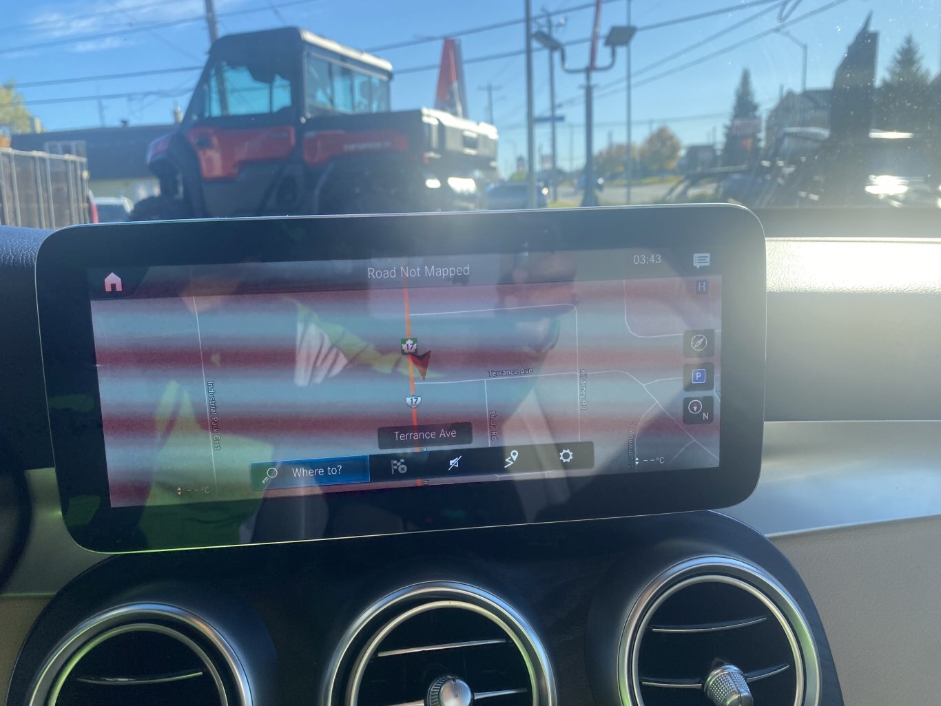 2021 MERCEDEZ BENZ GLC 300 4MATIC AWD WITH LEATHER SEATS, HEATED SEATS, SUNROOF, REARVIEW CAMERA AND NAVIGATION!!