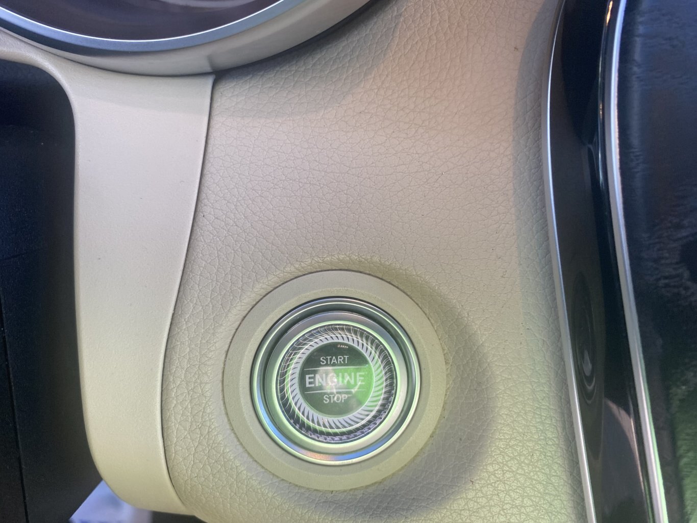 2021 MERCEDEZ BENZ GLC 300 4MATIC AWD WITH LEATHER SEATS, HEATED SEATS, SUNROOF, REARVIEW CAMERA AND NAVIGATION!!